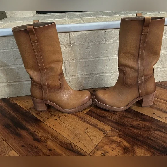 Elegant Brown Leather Heeled Boots - Picture 2 of 4